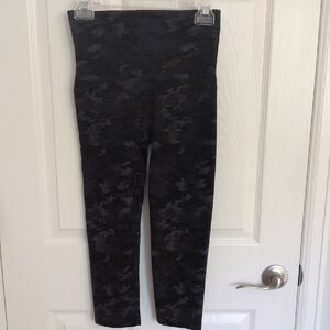 Spanx Camo Active Compression High Waist Capris - M